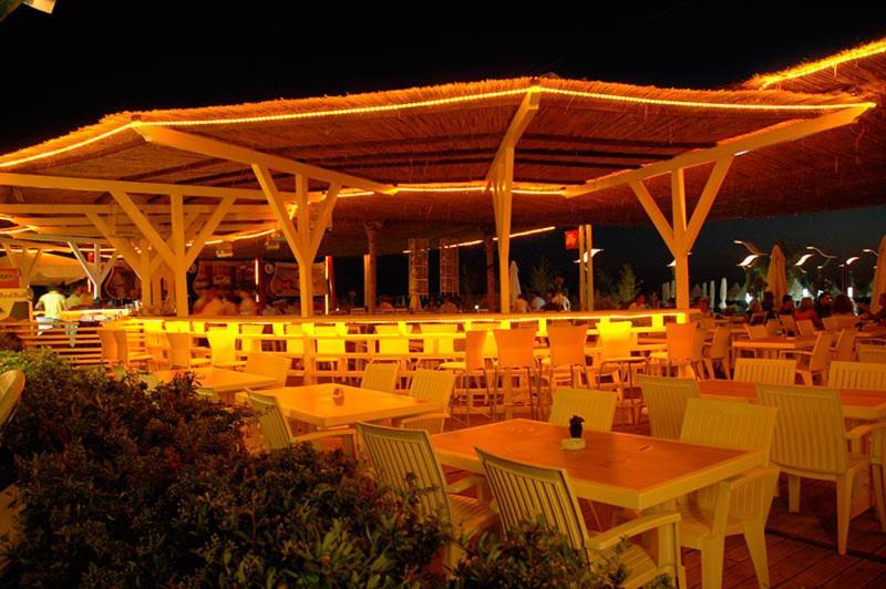 Vela Hotel Restaurant Golem  Exterior photo