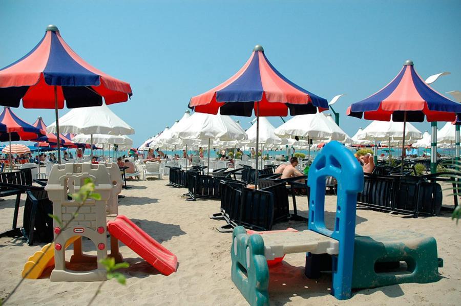 Vela Hotel Restaurant Golem  Exterior photo